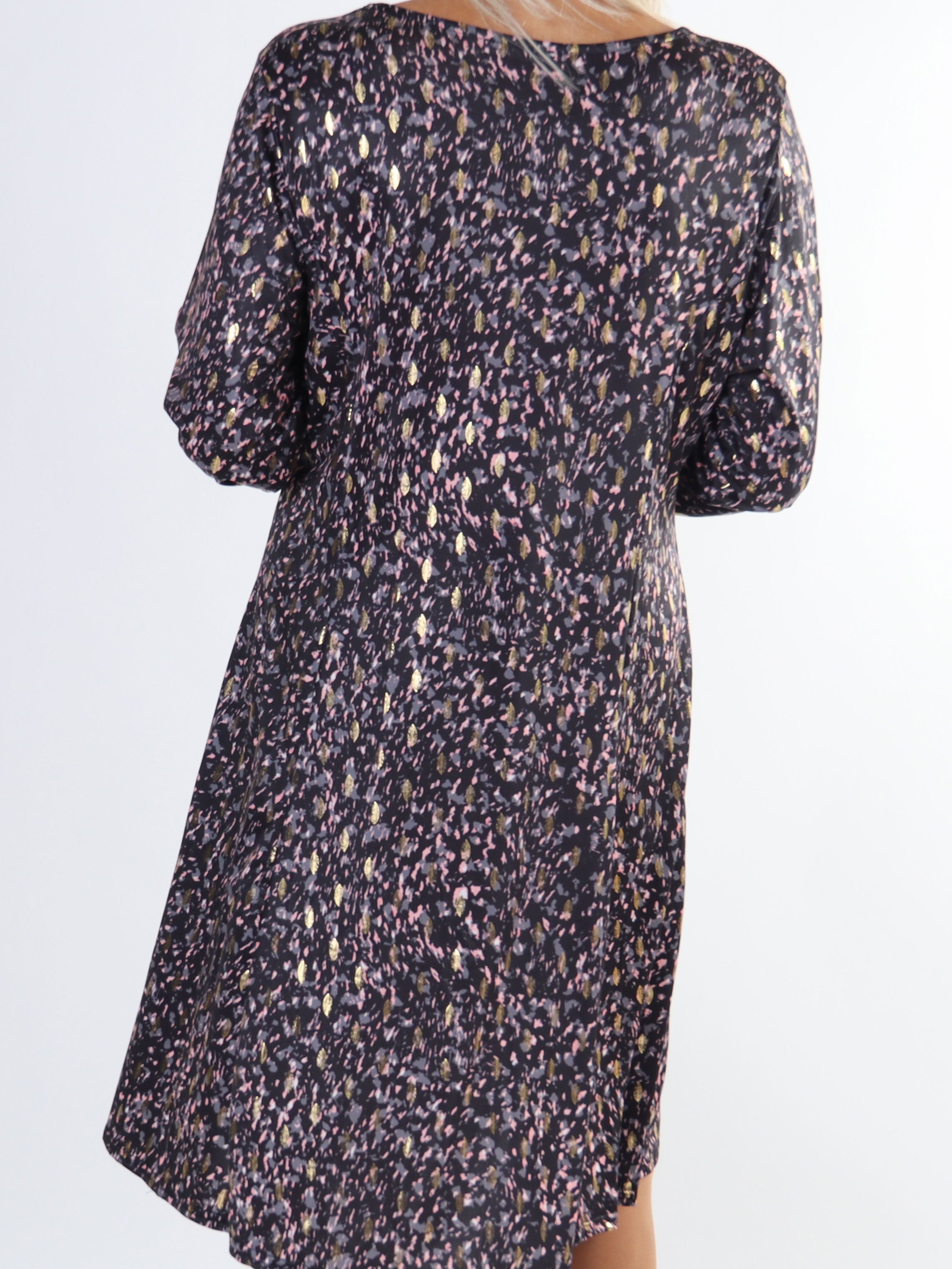 Maj Pattern L/S - Elastisk plus size kjole i print med gulddetaljer